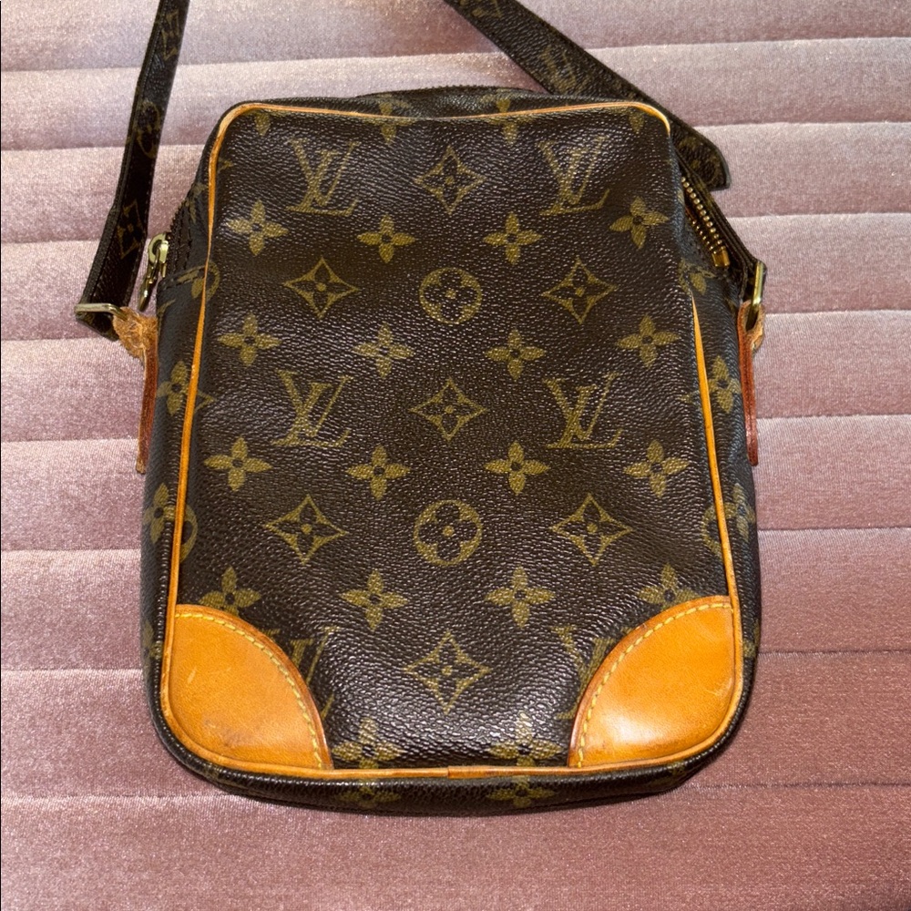 Louis Vuitton Danube Crossbody Bag - Picture 3 of 10